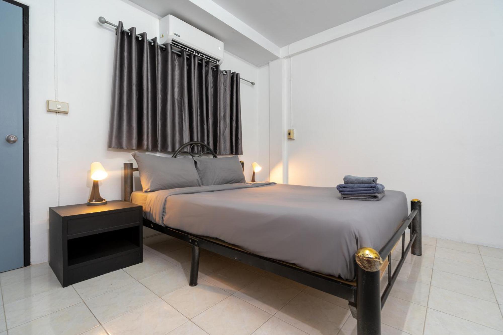 Black Pantera Hostel Patong Eksteriør bilde