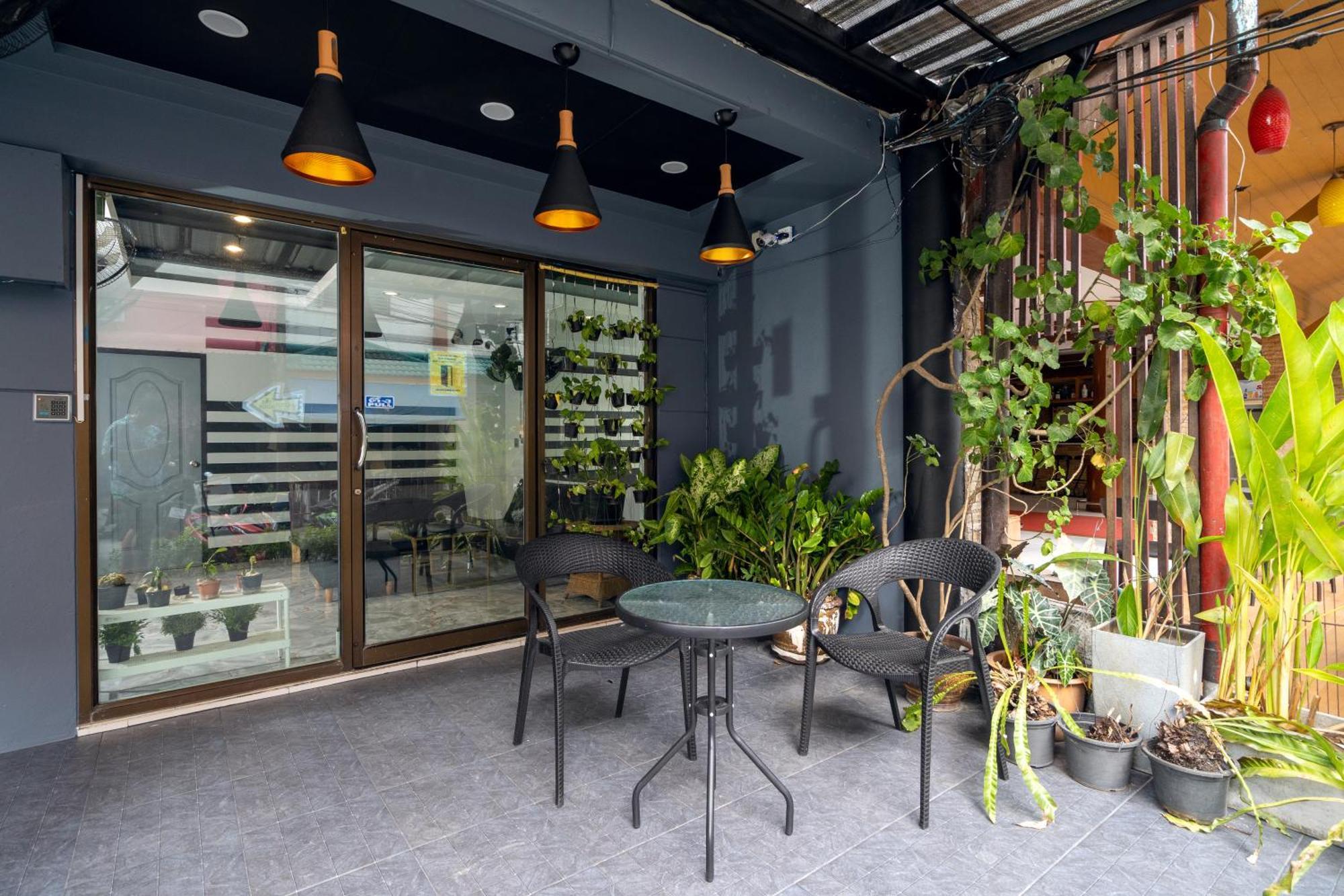 Black Pantera Hostel Patong Eksteriør bilde