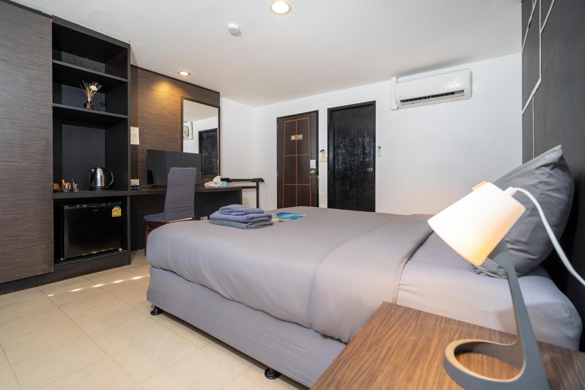 Black Pantera Hostel Patong Eksteriør bilde